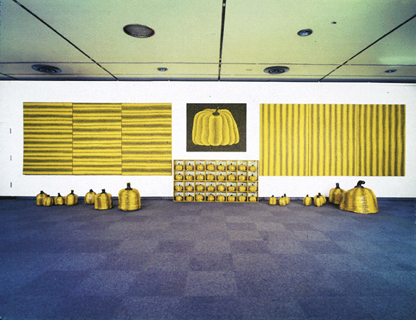 1984年 東京富士電視台畫廊舉辦的草間彌生第二次個展裝置現場， 1984年4月20日-5月16日 藝術品: © 草間彌生